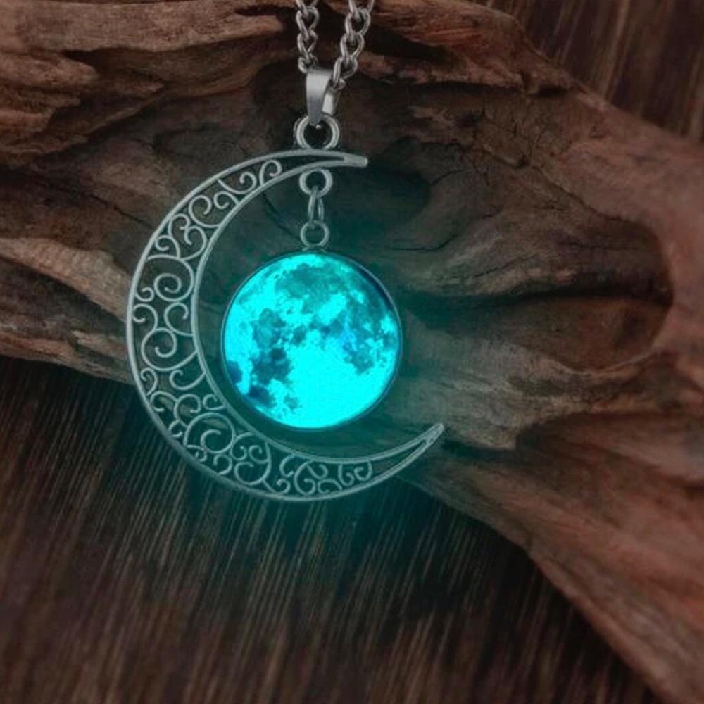 Womens Glow-in-the-Dark Crescent Moon Necklace new
